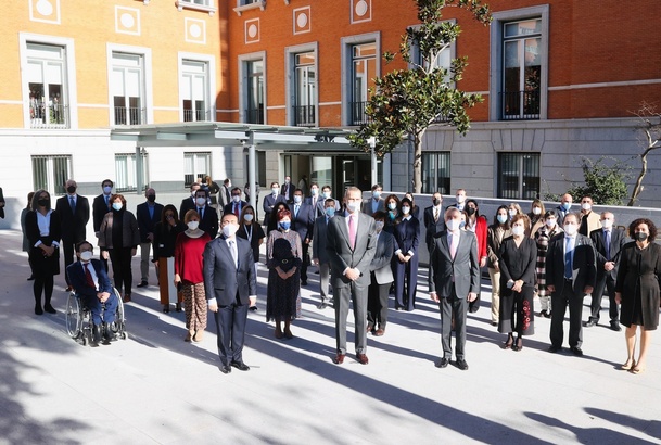 Fotografía de grupo de Su Majestad el Rey con personal del Ministerio de Asuntos Exteriores, Unión Europea y Cooperación a las puertas de su nueva sed